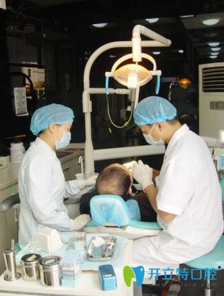 合肥佳德口腔醫(yī)生給顧客做治療 合肥佳德口腔醫(yī)生給顧客做治療