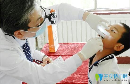 天津君誠(chéng)口腔<!--<i data=20240703-sp></i>-->院長(zhǎng)為學(xué)生認(rèn)真檢查 天津君誠(chéng)口腔<!--<i data=20240703-sp></i>-->院長(zhǎng)為學(xué)生認(rèn)真檢查