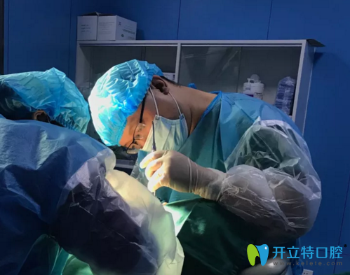 胡祥醫(yī)生進行牙齒種植手術(shù)中 胡祥醫(yī)生進行牙齒種植手術(shù)中