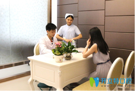 廣州暨博口腔醫(yī)生面診過程圖