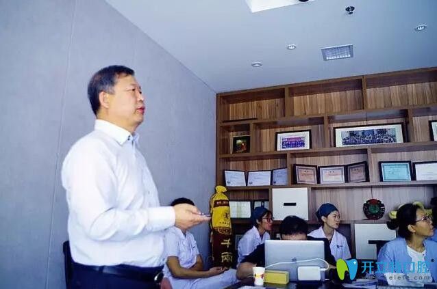 鄧春富培訓(xùn)口腔醫(yī)師 鄧春富培訓(xùn)口腔醫(yī)師