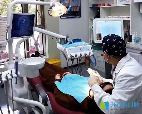 工作中的王龍院長