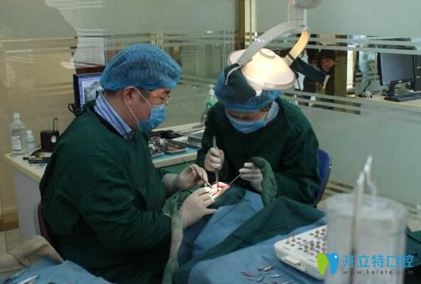 泉州維樂(lè)口腔黃清嬌醫(yī)生在做牙齒治療