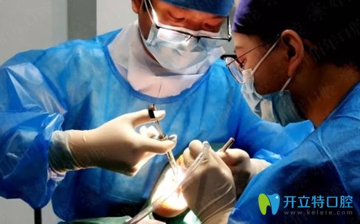 周勇總監(jiān)在粵港數(shù)字化種植大會(huì)現(xiàn)場(chǎng)直播種牙過程