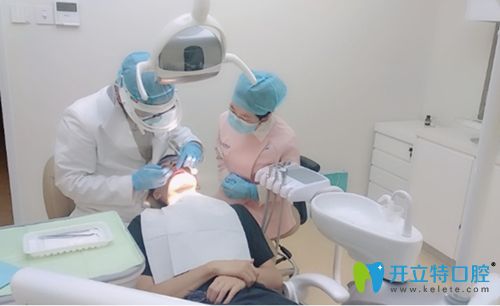 黃振文醫(yī)生臨床工作照