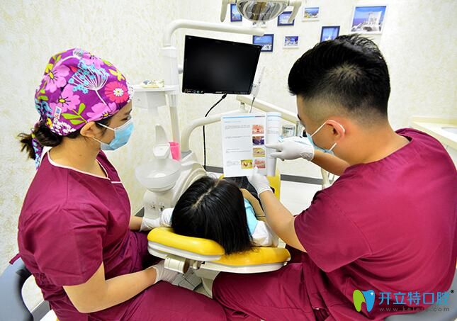 深圳佳樂口腔醫(yī)生在治療中