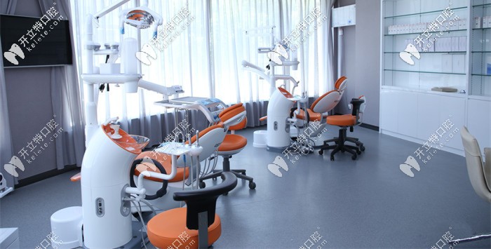 干凈整潔的洗牙區(qū)域 干凈整潔的洗牙區(qū)域