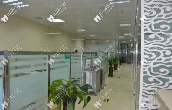 九龍口腔的種植牙是由外科醫(yī)生和修復(fù)科醫(yī)生共同完成