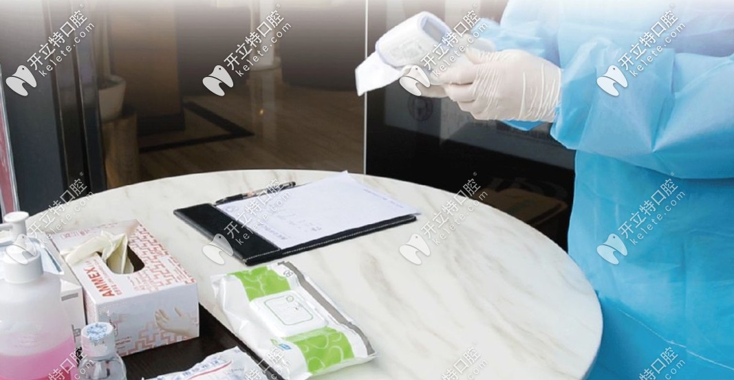 進(jìn)院的顧客提供一次性手套及測量溫度