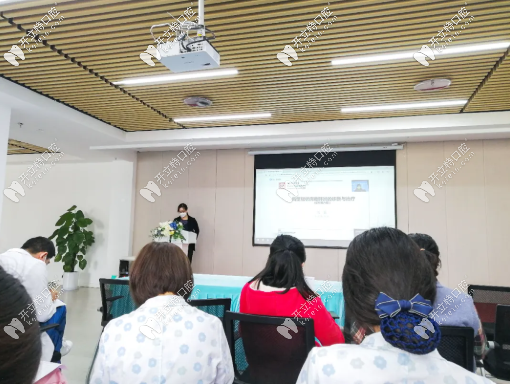 重慶團(tuán)圓開診前全體員工進(jìn)行疫情相關(guān)防護(hù)知識(shí)