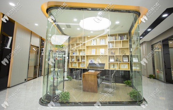 恒愿齒科所獲榮譽(yù)資質(zhì)證書(shū)擺放墻 恒愿齒科所獲榮譽(yù)資質(zhì)證書(shū)擺放墻