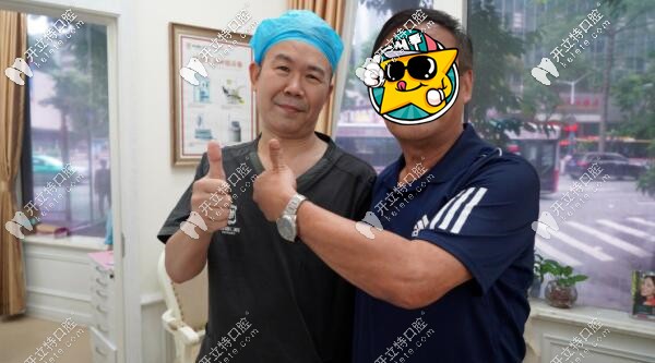 廣州柏德口腔熊院長(zhǎng)和顧客合影 廣州柏德口腔熊院長(zhǎng)和顧客合影