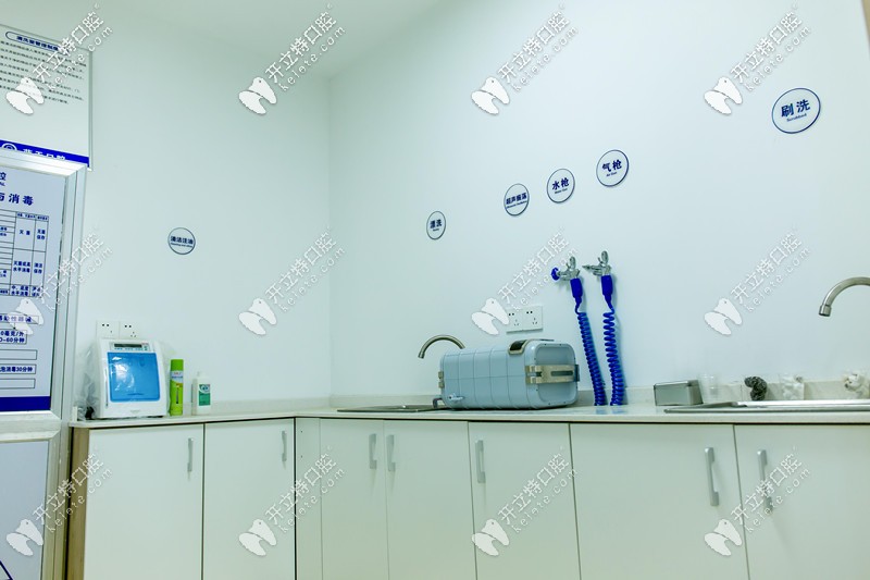 藍(lán)天口腔的消毒室 藍(lán)天口腔的消毒室