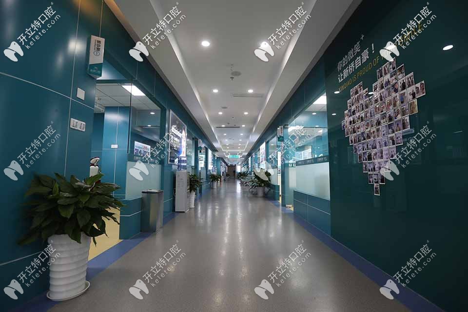 走廊的獨(dú)立診室，墻上有顧客的合影