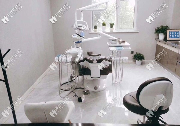 張宏鵬（愛(ài)芽）口腔種植牙診療室