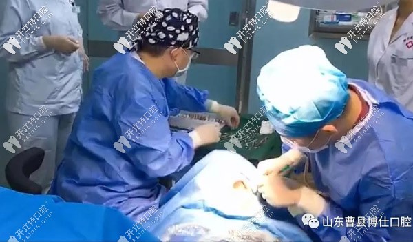 做全口即刻種植牙手術(shù)現(xiàn)場