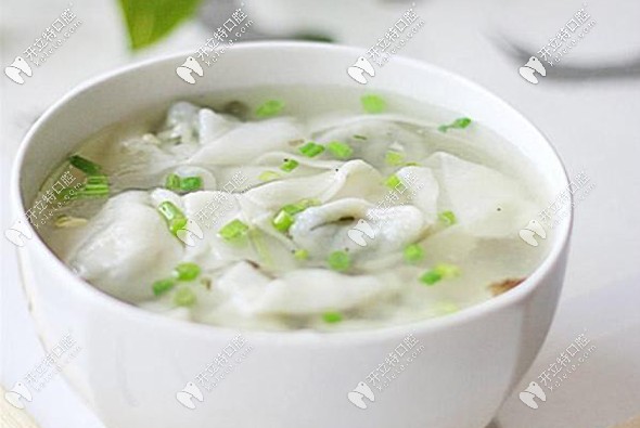 戴著隱形牙套可以吃溫涼軟爛的食物