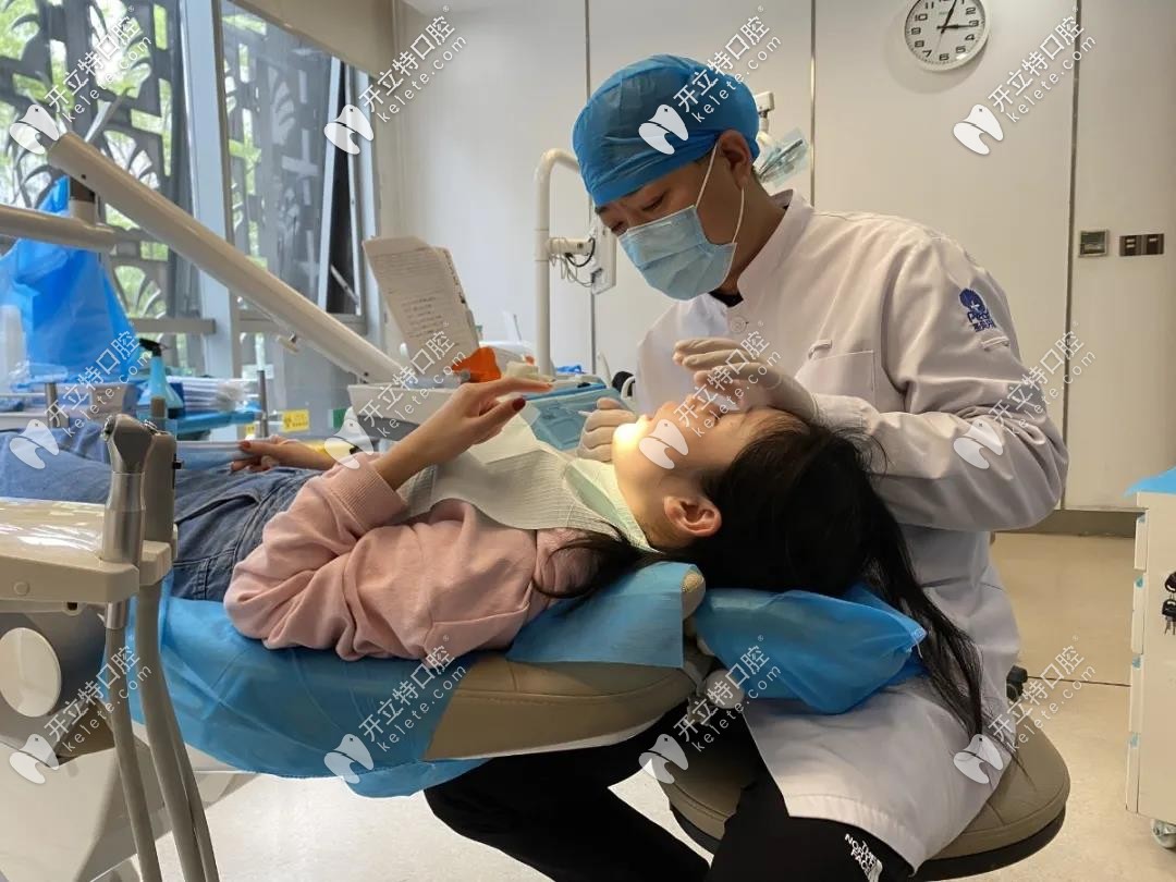 賈醫(yī)生細(xì)心工作操作中