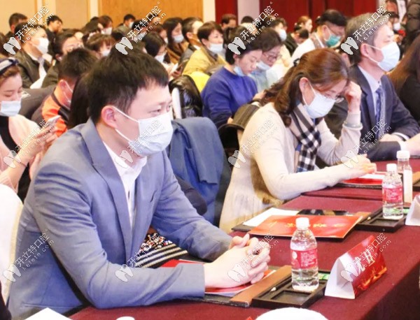 尤旦口腔伍帆和段喬丹作為代表赴現(xiàn)場參會并接受表彰