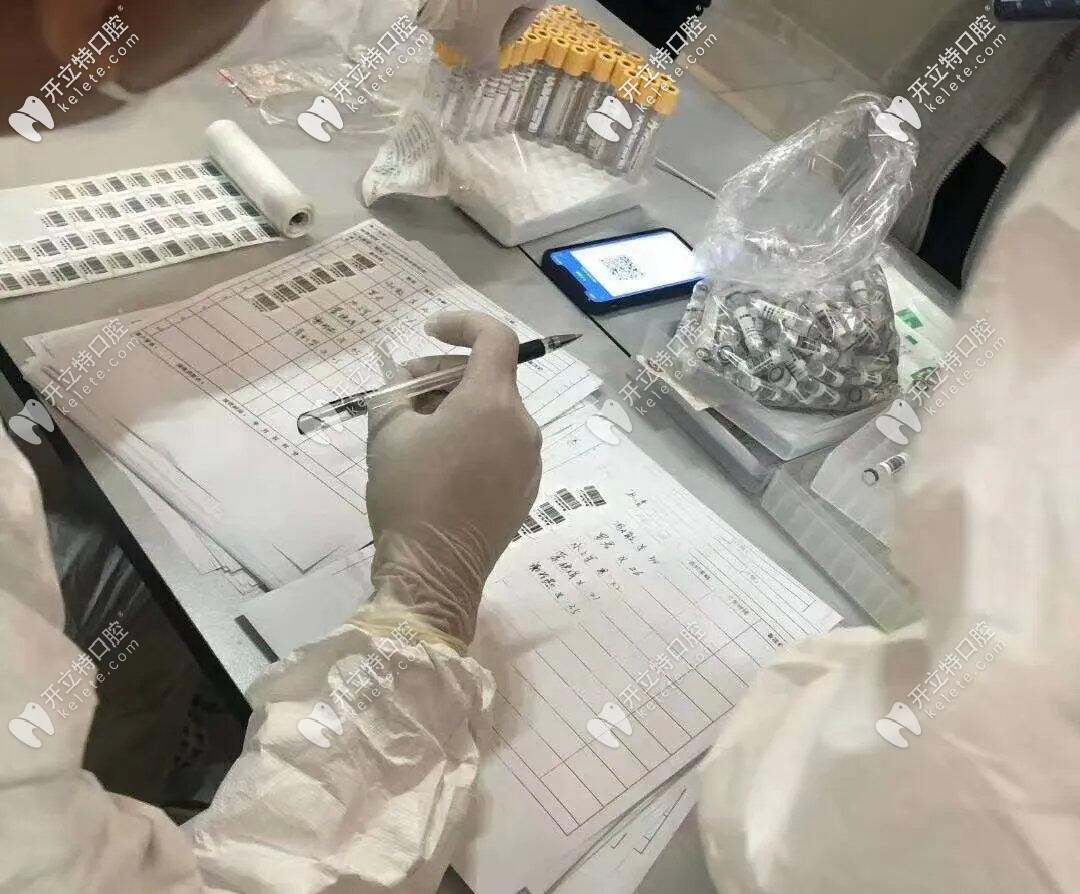 醫(yī)護(hù)人員進(jìn)行核酸檢測(cè) 醫(yī)護(hù)人員進(jìn)行核酸檢測(cè)