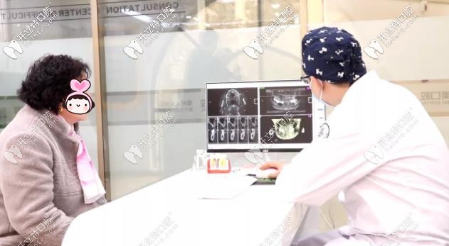 高阿姨在跟曹院長商談方案