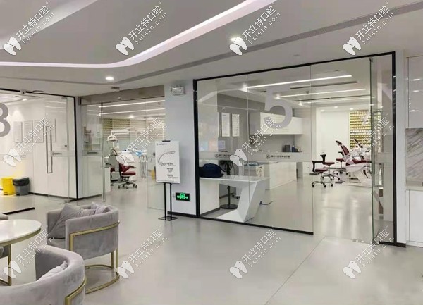 廣州穗江口腔做種植牙正規(guī)嗎，種一顆牙價(jià)格多少錢(qián)嘞？