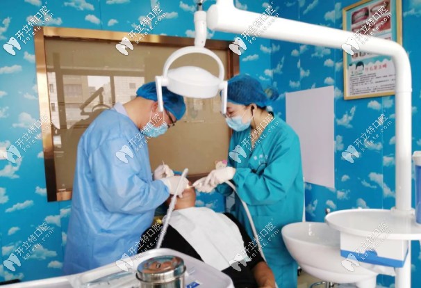 嘉興愛(ài)尚口腔的醫(yī)生正在檢查顧客牙齒