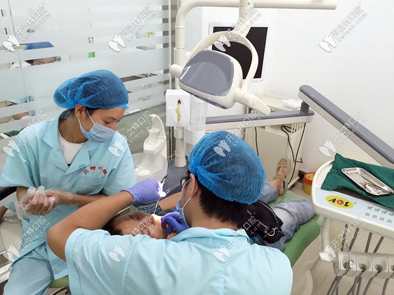 貝特負責任的醫(yī)生正在檢查牙齒