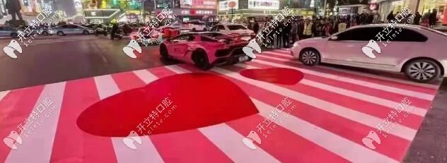 長沙的愛不設(shè)限，連斑馬線都是愛你的形狀。