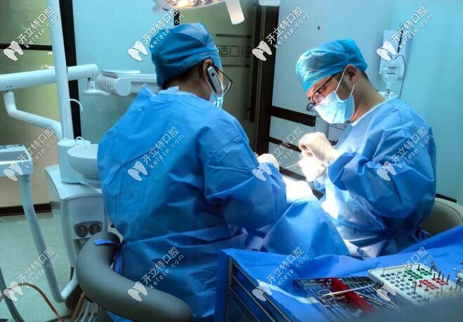 賴醫(yī)生做種植牙手術(shù)