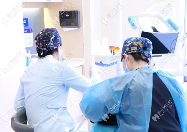 種植手術(shù)進(jìn)行中