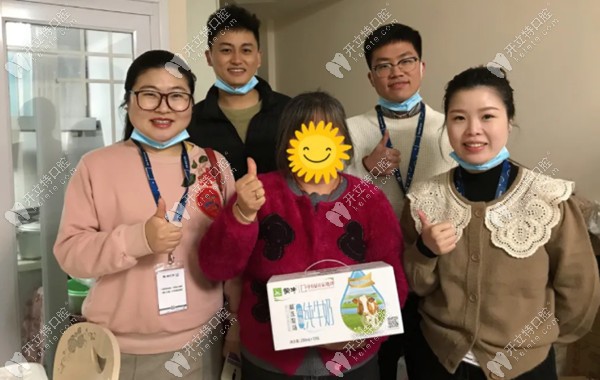 維樂(lè)口腔醫(yī)護(hù)人員與顧客的合影