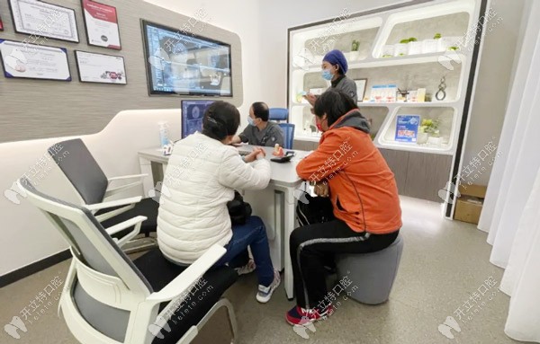 <!--<i data=20240703-sp></i>-->華醫(yī)生面診馮先生，并設(shè)計種植方案