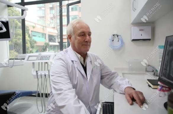 工作中的羅薩蒂非常認(rèn)真