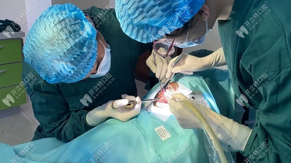 正在做種植牙的樣子 正在做種植牙的樣子