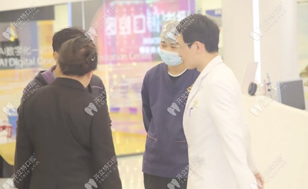 院長及其團(tuán)隊(duì)成員與患者溝通 院長及其團(tuán)隊(duì)成員與患者溝通